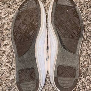 Light pink low top converse, woman’s size 7